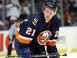 14.04.2004. NOWY JORK HOKEJ NA LODZIE NEW YORK ISLANDERS - LIGHTING TAMPA BAY MARIUSZ CZERKAWSKI  FOT KUBA ATYS AGENCJA GAZETA